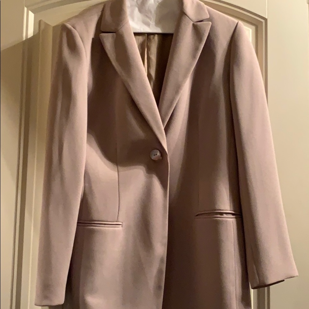 Jones two piece beige size 8 PT suit beige
